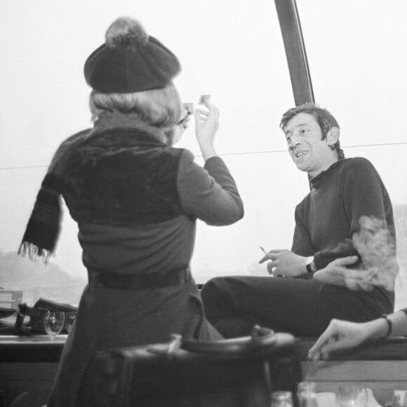 Elle éprouvait beaucoup de tendresse pour Jane
Archives - En France, à Paris, Serge Gainsbourg et Brigitte BARDOT sur le plateau de l'émission "Show Bardot". Le 15 novembre 1967 © Bernard Leguay via Bestimage