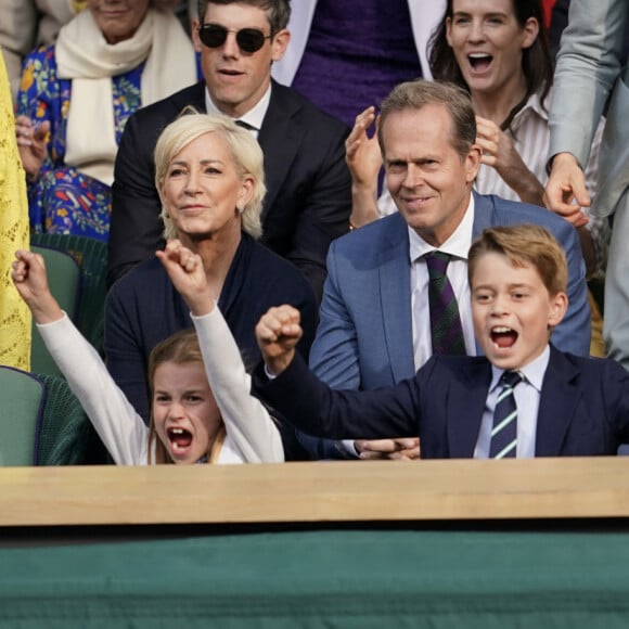 Déchaînée, elle a soutenu l'Espagnol Carlos Alcaraz. 
Kate Middleton, le prince William, le prince George et la princesse Charlotte de Galles - Kate Middleton, le prince William, le prince George et la princesse Charlotte de Gallesont assisté à la finale du tournoi de Wimbledon, remportée par Carlos Alcaraz face à Novak Djokovic. Londres, 16 juillet 2023.