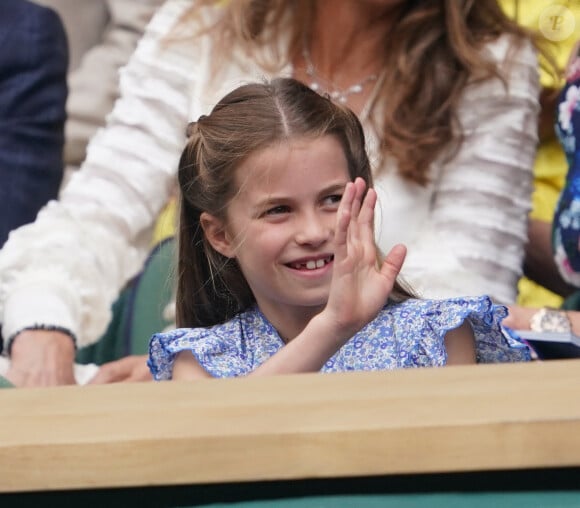 Charlotte de Galles a été la star de la finale de Wimbledon.
Charlotte de Galles - Kate Middleton, le prince William, le prince George et la princesse Charlotte de Galles ont assisté à la finale du tournoi de Wimbledon, remportée par Carlos Alcaraz face à Novak Djokovic. Londres.