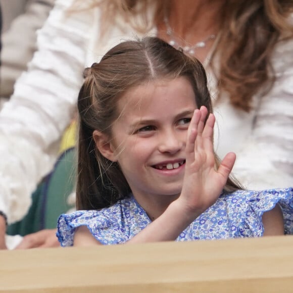 Charlotte de Galles a été la star de la finale de Wimbledon.
Charlotte de Galles - Kate Middleton, le prince William, le prince George et la princesse Charlotte de Galles ont assisté à la finale du tournoi de Wimbledon, remportée par Carlos Alcaraz face à Novak Djokovic. Londres.