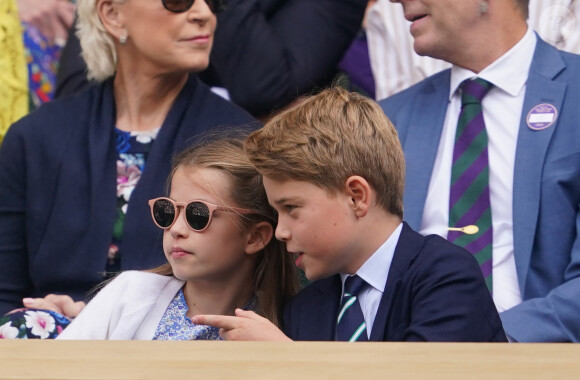 Elle s'est également montrée très complice avec son grand frère. 
Le prince George et la princesse Charlotte de Galles - Kate Middleton, le prince William, le prince George et la princesse Charlotte de Galles ont assisté à la finale du tournoi de Wimbledon, remportée par Carlos Alcaraz face à Novak Djokovic. Londres, 16 juillet 2023.