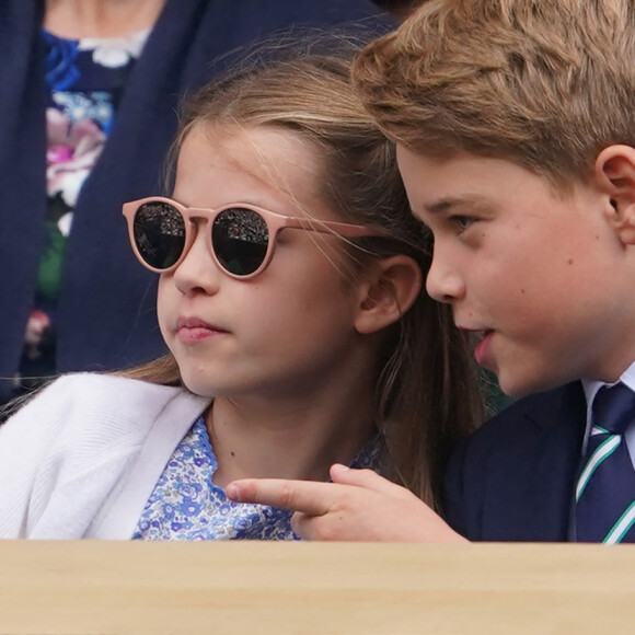 Elle s'est également montrée très complice avec son grand frère. 
Le prince George et la princesse Charlotte de Galles - Kate Middleton, le prince William, le prince George et la princesse Charlotte de Galles ont assisté à la finale du tournoi de Wimbledon, remportée par Carlos Alcaraz face à Novak Djokovic. Londres, 16 juillet 2023.