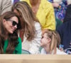 Un beau moment à partager avec sa mère, fan de tennis et qui lui transmet sa passion. 
Kate Middleton et sa fille Charlotte de Galles - Kate Middleton, le prince William, le prince George et la princesse Charlotte de Galles ont assisté à la finale du tournoi de Wimbledon, remportée par Carlos Alcaraz face à Novak Djokovic. Londres, 16 juillet 2023.