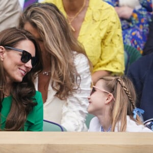 Un beau moment à partager avec sa mère, fan de tennis et qui lui transmet sa passion. 
Kate Middleton et sa fille Charlotte de Galles - Kate Middleton, le prince William, le prince George et la princesse Charlotte de Galles ont assisté à la finale du tournoi de Wimbledon, remportée par Carlos Alcaraz face à Novak Djokovic. Londres, 16 juillet 2023.