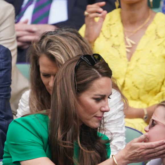 Kate Middleton et sa fille Charlotte de Galles - Kate Middleton, le prince William, le prince George et la princesse Charlotte de Galles ont assisté à la finale du tournoi de Wimbledon, remportée par Carlos Alcaraz face à Novak Djokovic. Londres, 16 juillet 2023.