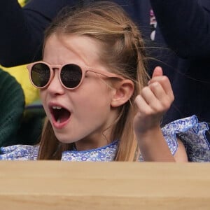 Et s'est éclatée derrière ses lunettes de soleil. 
Charlotte de Galles - Kate Middleton, le prince William, le prince George et la princesse Charlotte de Galles ont assisté à la finale du tournoi de Wimbledon, remportée par Carlos Alcaraz face à Novak Djokovic. Londres, 16 juillet 2023.