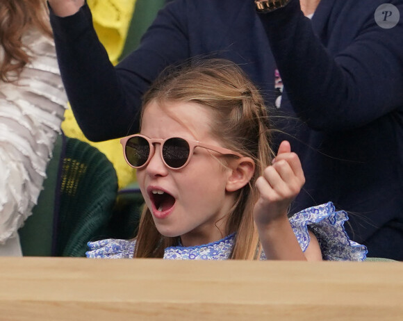 Et s'est éclatée derrière ses lunettes de soleil. 
Charlotte de Galles - Kate Middleton, le prince William, le prince George et la princesse Charlotte de Galles ont assisté à la finale du tournoi de Wimbledon, remportée par Carlos Alcaraz face à Novak Djokovic. Londres, 16 juillet 2023.