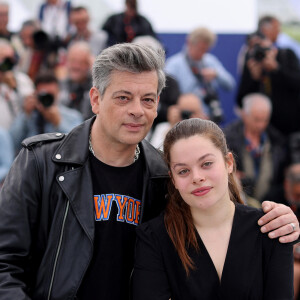 Benjamin Biolay et sa fille Anna Biolay au photocall de "Rosalie" lors du 76ème Festival International du Film de Cannes, le 18 mai 2023. © Jacovides/Moreau/Bestimage