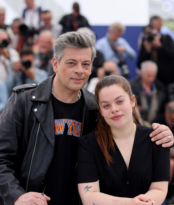 Benjamin Biolay et sa fille Anna Biolay au photocall de "Rosalie" lors du 76ème Festival International du Film de Cannes, le 18 mai 2023. © Jacovides/Moreau/Bestimage
