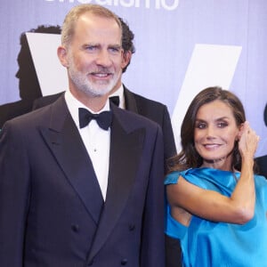 C'est aux côtés de son mari que la reine de 50 ans a époustouflé une nouvelle fois les photographes. 
Le roi Felipe VI et la reine Letizia à la cérémonie des trophées du journalisme à Madrid, le 17 juillet 2023.