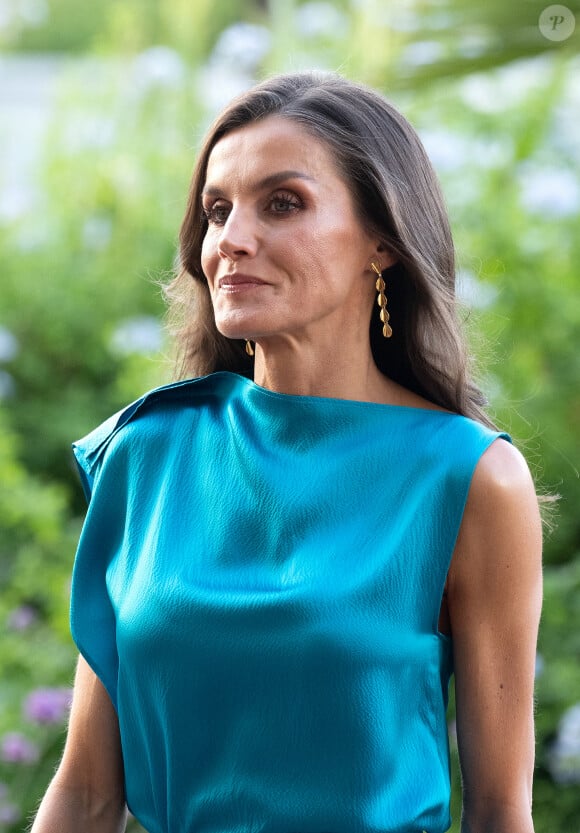 Elle s'est dévoilée dans une magnifique robe d'un bleu roi éclatant. Drapé, le tissu mettait en valeur sa sublime silhouette et ses bras musclés. 
Le roi Felipe VI et la reine Letizia à la cérémonie des trophées du journalisme à Madrid, le 17 juillet 2023.