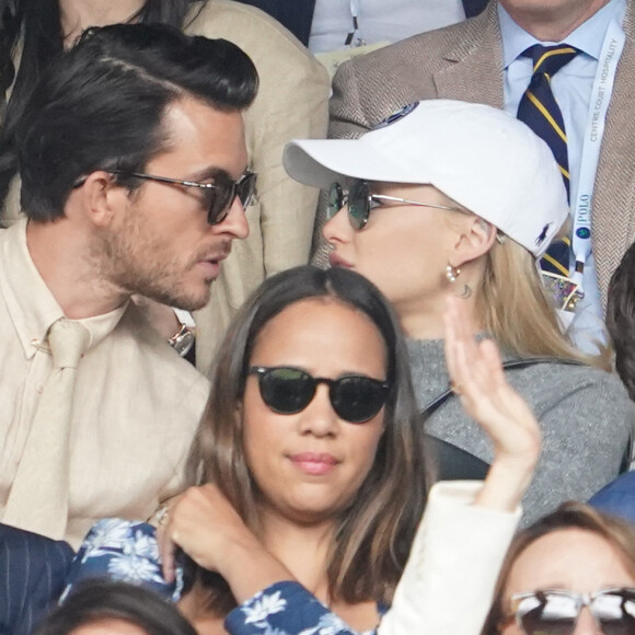 Ariana Grande s'est montrée particulièrement proche de Jonathan Bailey à Wimbledon.
Jonathan Bailey, Ariana Grande et Andrew Garfield assistent à la finale de Wimbledon 2023 opposant Carlos Alcaraz à Novak Djokovic. Centre Court, Wimbledon Tennis Championships, All England Lawn Tennis and Croquet Club, Londres. 16 juillet 2023.