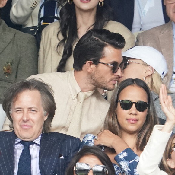 Jonathan Bailey, Ariana Grande et Andrew Garfield assistent à la finale de Wimbledon 2023 opposant Carlos Alcaraz à Novak Djokovic. Centre Court, Wimbledon Tennis Championships, All England Lawn Tennis and Croquet Club, Londres. 16 juillet 2023.