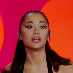 Ariana Grande ne serait plus très loin du divorce selon "TMZ".
Ariana Grande dans l'émission "RuPaul Drag Race" à Los Angeles. 