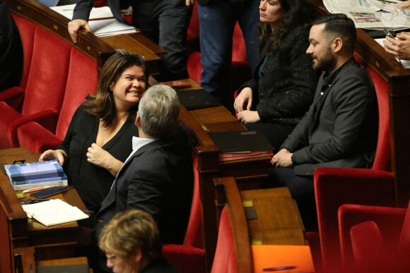 "C'est un scandale ! Non. C'est une sandale. Offerte par mes filles, rapportée de voyage. Pas des Hermès. Plutôt Nupes."
Alexis Corbière, député LFI et Raquel Garrido, députée LFI - Premier jour de discussion à l'Assemblée Nationale du projet de réformes des retraites. Le 6 février 2023 © Jonathan Rebboah / Panoramic / Bestimage