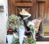 La veille, trois individus avaient déjà été mis en fuite par des voisins alors qu'ils tentaient de pénétrer dans les lieux.
Le domicile de Jane Birkin à Paris où des fleurs en hommage à l'icône ont été déposées. Le 17 juillet 2023 © Céline Bonnarde / Bestimage