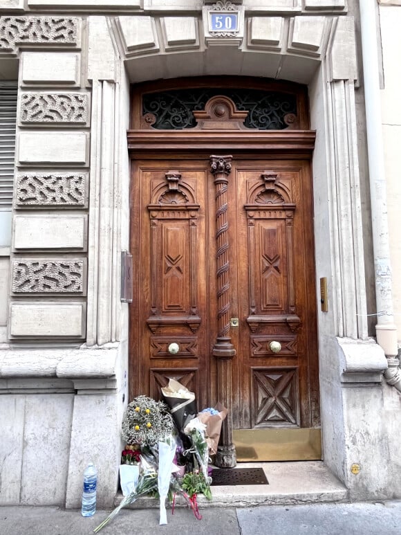 Une tentative de cambriolage a eu lieu cette nuit au domicile parisien de Jane Birkin !
Le domicile de Jane Birkin à Paris où des fleurs en hommage à l'icône ont été déposées. © Céline Bonnarde / Bestimage