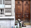Alors que les hommages affluent devant chez elle, certains ont décidé de commettre un odieux méfait
Le domicile de Jane Birkin à Paris où des fleurs en hommage à l'icône ont été déposées. Le 17 juillet 2023 © Céline Bonnarde / Bestimage