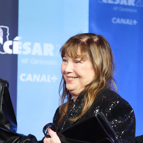 Jane Birkin avec Charlotte Gainsbourg et sa fille Alice Attal au photocall de la 48ème cérémonie des César à l’Olympia à Paris le 24 février 2023 © Dominique Jacovides / Olivier Borde / Bestimage