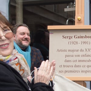 Jane Birkin - Cérémonie d'inauguration de la plaque commémorative en l'honneur de Serge Gainsbourg, au 11 bis Rue Chaptal (où le chanteur passa une partie de son enfance), à Paris. Le 10 Mars 2016