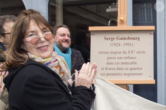 Jane Birkin - Cérémonie d'inauguration de la plaque commémorative en l'honneur de Serge Gainsbourg, au 11 bis Rue Chaptal (où le chanteur passa une partie de son enfance), à Paris. Le 10 Mars 2016