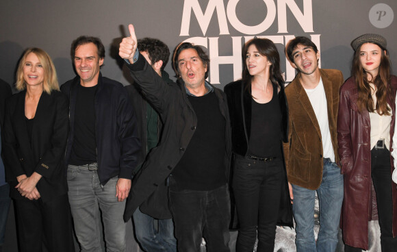 Charlotte Gainsbourg et Yvan Attal étaient fiers
Pascale Arbillot, Sébastien Thiery, Pablo Venzal, Yvan Attal, sa compagne Charlotte Gainsbourg et leur fils Ben Attal et Adèle Wismes - Avant-première du film "Mon chien stupide" au cinéma UGC Normandie à Paris. © Coadic Guirec/Bestimage