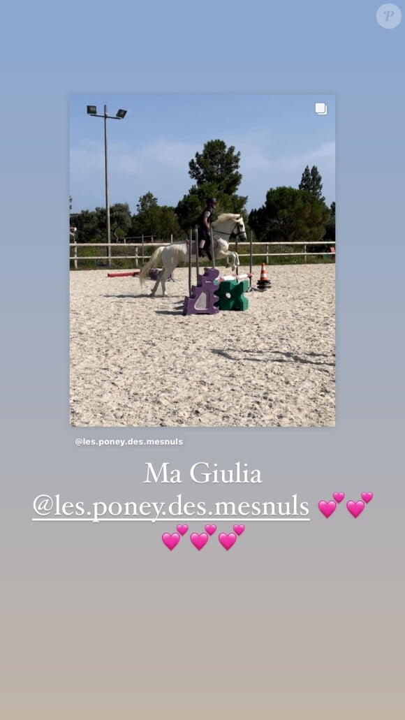 La fille de Carla Bruni et Nicolas Sarkozy, Giulia, fait des éclats en équitation, de quoi rendre fière sa célèbre maman qui a partagé de superbes clichés