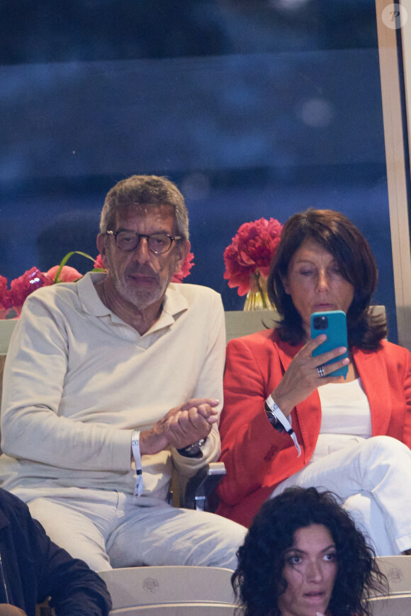 Michel Cymes et sa femme Nathalie dans les tribunes lors des Internationaux de France de Tennis de Roland Garros 2023. Paris, le 7 juin 2023. © Jacovides-Moreau / Bestimage
