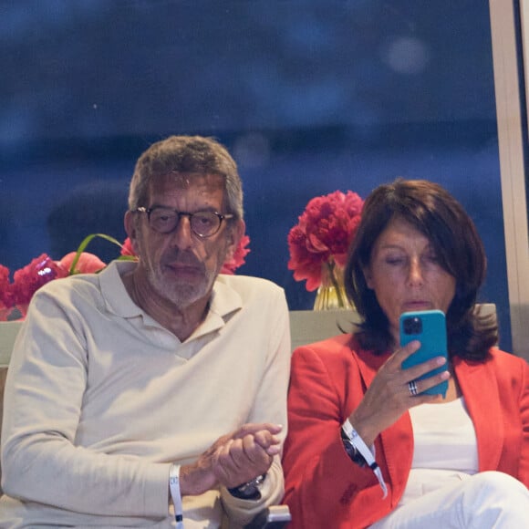 Michel Cymes et sa femme Nathalie dans les tribunes lors des Internationaux de France de Tennis de Roland Garros 2023. Paris, le 7 juin 2023. © Jacovides-Moreau / Bestimage