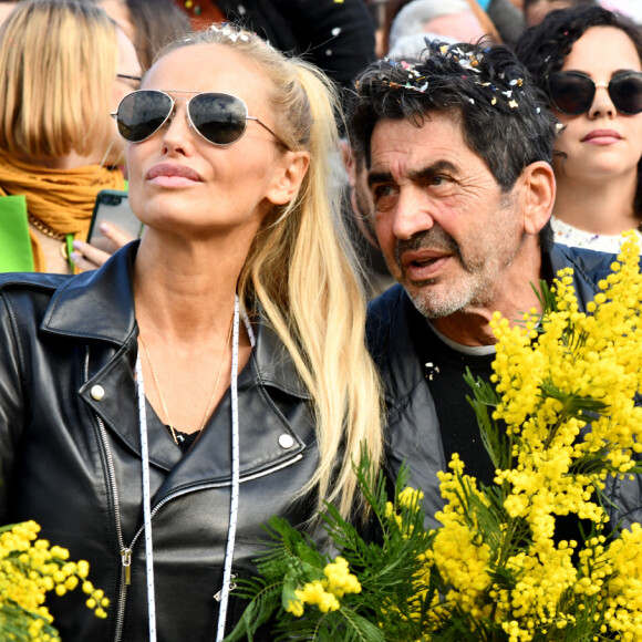 Mais aussi de son ex-mari Aram Ohanian.
Adriana Karembeu Ohanian et son mari Aram durant la première bataille de fleurs du Carnaval de Nice 2022, Roi des Animaux, place Masséna à Nice, le 13 février 2022. © Bruno Bebert/Bestimage