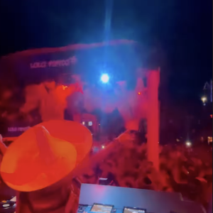 Présente derrière les platines du DJ, Joy Hallyday est au premier rang pour profiter de la musique et de la folie de la soirée. 