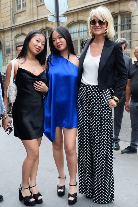 Laeticia Hallyday et ses filles Jade et Joy à leur arrivée au mariage de Claude Lelouch à la mairie du 18ème à Paris. Le 17 juin 2023