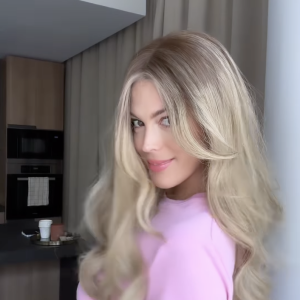 Pour ce faire, elle a enfilé un tee-shirt moulant rose mais surtout, elle a dégainé une perruque blonde pour véritablement devenir Barbie.
Iris Mittenaere devient blonde à l'occasion de la sortie du film "Barbie". Instagram