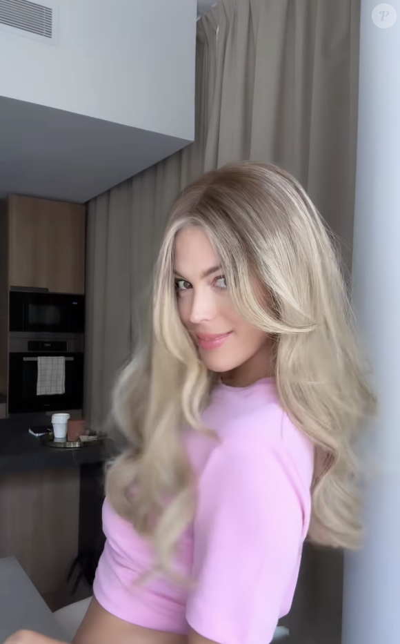 Pour ce faire, elle a enfilé un tee-shirt moulant rose mais surtout, elle a dégainé une perruque blonde pour véritablement devenir Barbie.
Iris Mittenaere devient blonde à l'occasion de la sortie du film "Barbie". Instagram