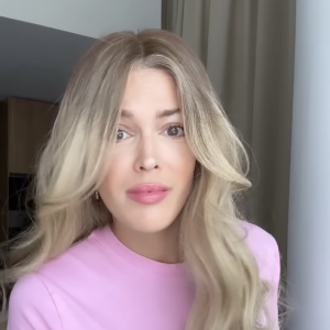 Elle a partagé une vidéo sur Instagram mercredi 19 juillet pour en dévoiler le résultat. "Margot Robbie m'a fait faire ça. Ça m'irait ou pas ?", a-t-elle demandé à sa communauté en légende.
Iris Mittenaere devient blonde à l'occasion de la sortie du film "Barbie". Instagram