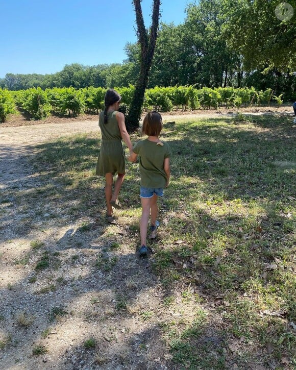 Si Anne-Claire Moser parle beaucoup de sa petite dernière sur Instagram, elle tient aussi à mettre son aînée en avant.
Romane et Violette, les deux filles d'Anne-Claire Moser.