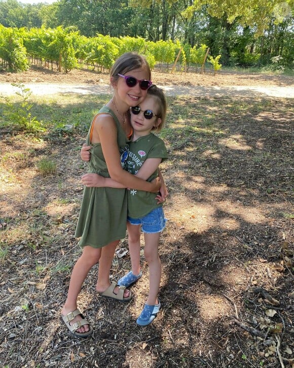 Elle a donc tenu à rendre hommage à ses deux filles sur le célèbre réseau social.
Romane et Violette, les deux filles d'Anne-Claire Moser.