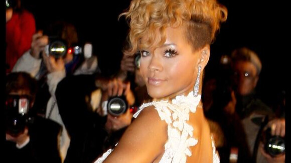 Rihanna : Pour son anniversaire, regardez son petit-ami lui offrir un lapdance... très spécial !