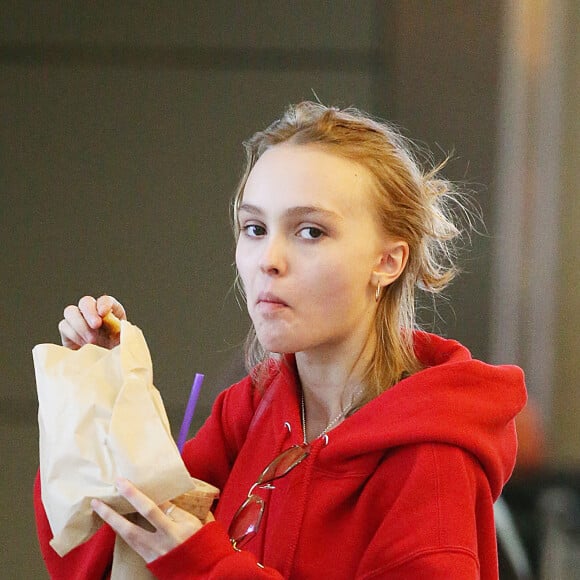 Il y a des idées reçues qui ont la peau dure. On découvre également que le pain de mie serait à éviter au petit-déjeuner.
Lily-Rose Depp fait la queue au comptoir "The Coffee Bean" à l'aéroport de Los Angeles, commande puis mange un snack avec une boisson rapidement avant d'aller prendre un avion accompagnée de son garde du corps