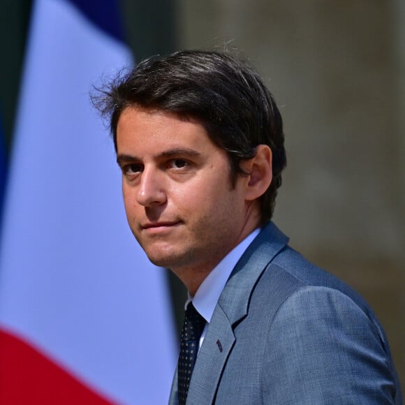 "Je n'ai pas à renier ou à m'excuser pour ce choix qu'ont fait mes parents à l'époque. Je ne crois pas que le combat est de critiquer ceux qui font ce choix", a-t-il déclaré lors de la passation de pouvoir
Le nouveau ministre français de l'éducation, Gabriel Attal - Arrivées au conseil des ministres au palais présidentiel de l'Elysée à Paris, France, le 21 juillet 2023.