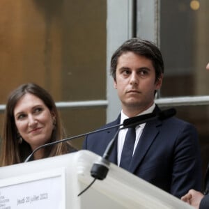 Passation de pouvoir entre le ministre sortant de l'éducation, Pap Ndiaye et Gabriel Attal, nouveau ministre de l'éducation suite au remaniement du gouvernement français. © Stéphane Lemouton / Bestimage