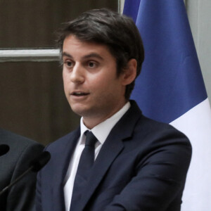 Fraîchement nommé ministre de l'Education, Gabriel Attal a dû réagir à des attaques
Passation de pouvoir entre le ministre sortant de l'éducation, Pap Ndiaye et Gabriel Attal, nouveau ministre de l'éducation suite au remaniement du gouvernement français. © Stéphane Lemouton / Bestimage