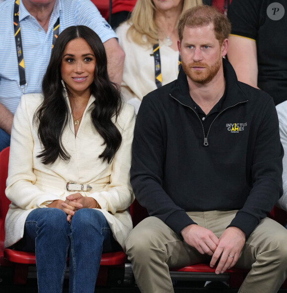 Le prince Harry et Meghan Markle assistent à la finale d'athlétisme, au deuxième jour des Invictus Games 2020 à La Haye, le 17 avril 2022. 