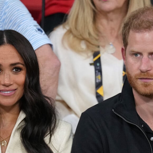 Le prince Harry et Meghan Markle assistent à la finale d'athlétisme, au deuxième jour des Invictus Games 2020 à La Haye, le 17 avril 2022. 