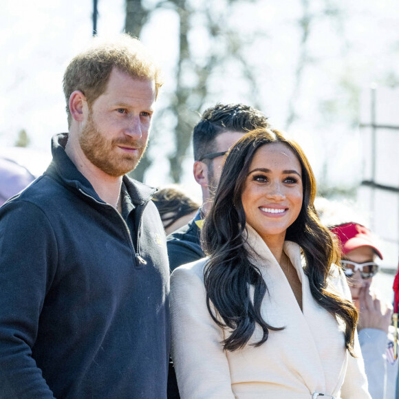 Pas trop loin : ils pourraient aller à Malibu, où Meghan Markle a grandi.
Le prince Harry et Meghan Markle assistent à la finale d'athlétisme, au deuxième jour des Invictus Games 2020 à La Haye, le 17 avril 2022. 