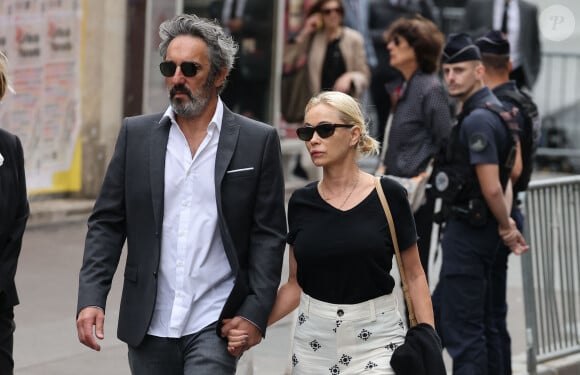 Jane Birkin avait en tête de remonter sur scène pour chanter de tout son coeur.
Emmanuelle Béart et son mari Frédéric Chaudier - Obsèques de Jane Birkin en l'église Saint-Roch à Paris. Le 24 juillet 2023. © Jacovides-KD Niko / Bestimage