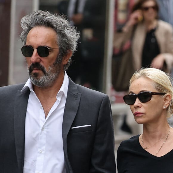 Jane Birkin avait en tête de remonter sur scène pour chanter de tout son coeur.
Emmanuelle Béart et son mari Frédéric Chaudier - Obsèques de Jane Birkin en l'église Saint-Roch à Paris. Le 24 juillet 2023. © Jacovides-KD Niko / Bestimage