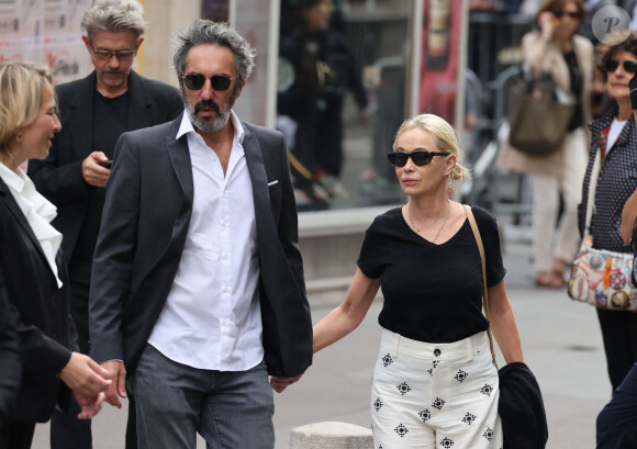 Emmanuelle Béart et son mari Frédéric Chaudier - Obsèques de Jane Birkin en l'église Saint-Roch à Paris. Le 24 juillet 2023. © Jacovides-KD Niko / Bestimage