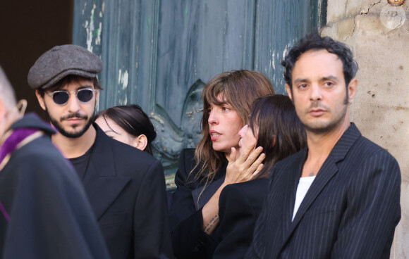 Ben Attal, Charlotte Gainsbourg, Lou Doillon, Roman de Kermadec (fils de Kate Barry) - Arrivées des célébrités aux obsèques de Jane Birkin en l'église Saint-Roch à Paris. Le 24 juillet 2023 © Jacovides-KD Niko / Bestimage