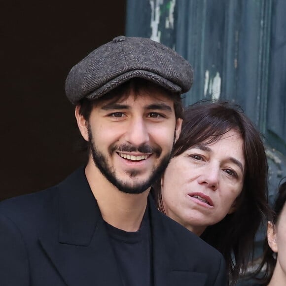 Ben Attal, Charlotte Gainsbourg - Arrivées des célébrités aux obsèques de Jane Birkin en l'église Saint-Roch à Paris. Le 24 juillet 2023 © Jacovides-KD Niko / Bestimage